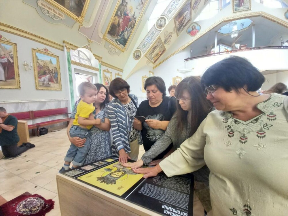 Карпатський національний університет подарував церкві у Франківську ікону для незрячих
